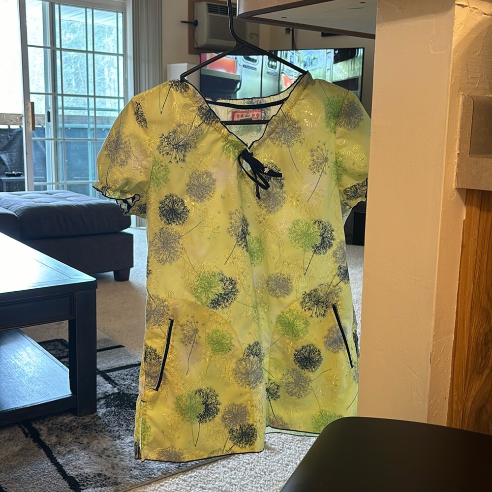 Koi scrub top size small